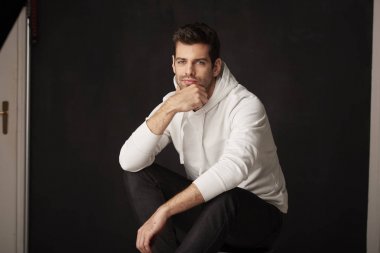 düşünceli görünen adam 