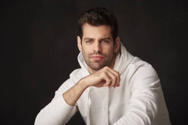 Genç adam düşünceli arıyorum