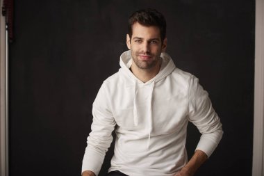  Yakışıklı genç adam. 