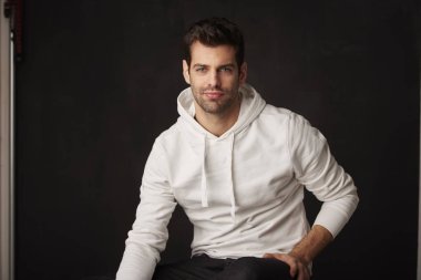 yakışıklı genç adam oturuyor 