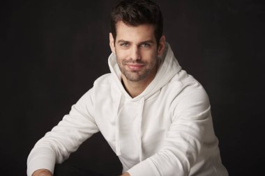  yakışıklı genç adam oturuyor 