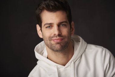 gülümseyen genç yakışıklı adam 