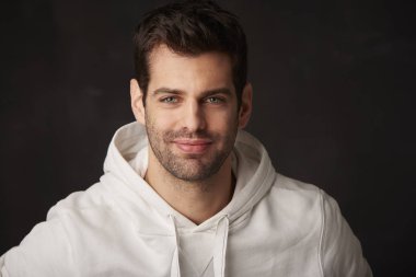 genç yakışıklı adam ayakta 