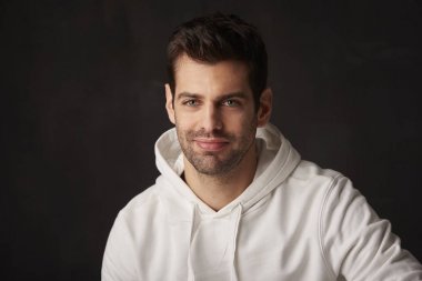 genç yakışıklı adam ayakta 