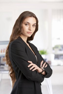 Kendine güvenen genç iş kadını ayakta