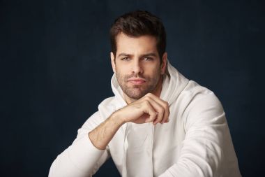 genç adam thoughftully arıyorsunuz 