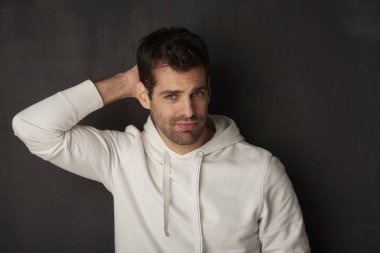 Elini başının arkasında işadamı 