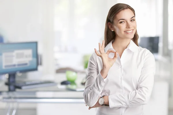 Affärskvinna gestikulerande okej tecken — Stockfoto