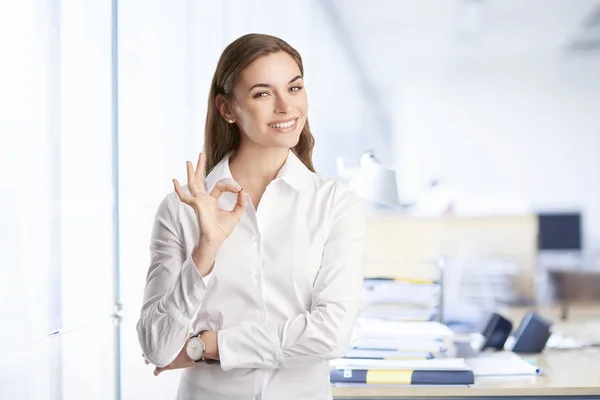 Mujer de negocios haciendo gestos señal bien —  Fotos de Stock