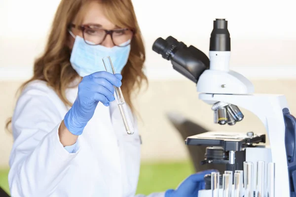 Assistente preparando-se para teste de laboratório médico — Fotografia de Stock