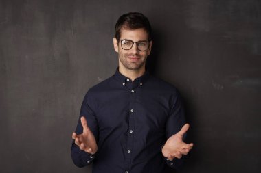 adam kollarını kaldırdı