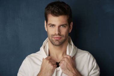  Genç adam ayakta duruyor.