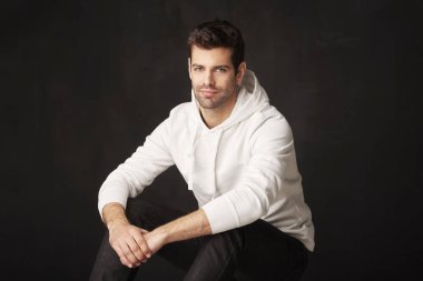 Yakışıklı bir genç adam oturuyor