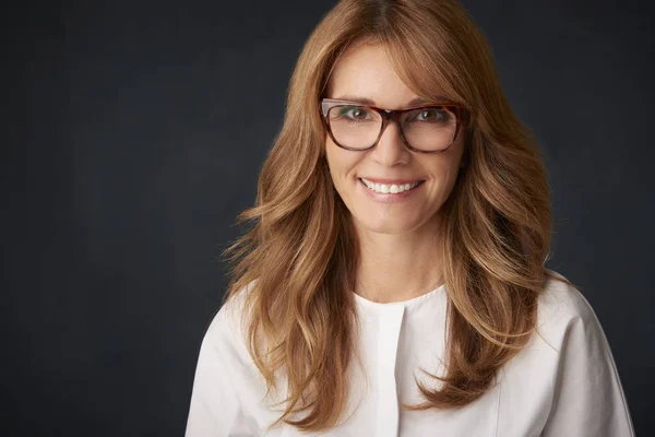 Mujer sonriente con gafas — Stockfoto