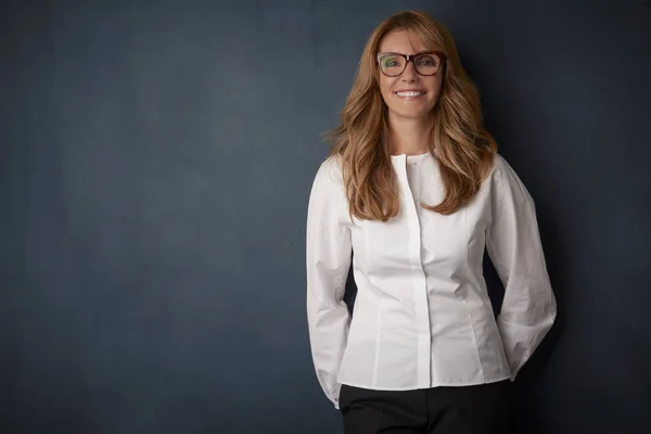 Mujer usando gafas —  Fotos de Stock