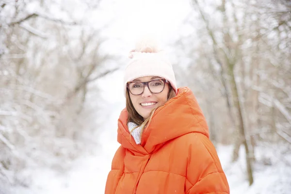 Närbild Porträtt Glad Mogen Kvinna Stående Utanför Snöiga Landskapet Och — Stockfoto