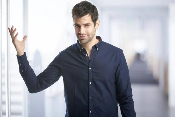 Portret Van Lachende Jonge Man Dragen Shirt Terwijl Stading Bij — Stockfoto