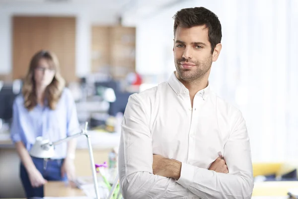 Zeker Jonge Zakenman Met Gekruiste Armen Dragen Shirt Kijken Naar — Stockfoto