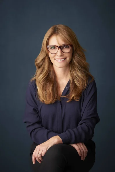 Retrato Estudio Una Hermosa Mujer Sonriente Confiada Sentada Fondo Oscuro —  Fotos de Stock