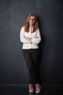  çekici kadın koyu arka plan poz 