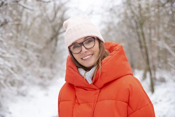 Närbild Porträtt Glad Mogen Kvinna Stående Utanför Snöiga Landskapet Och — Stockfoto