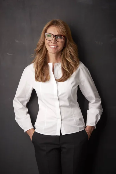 Studio Portret Van Mooie Vrouw Met Toothy Glimlach Kijken Camera — Stockfoto