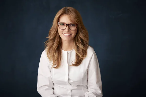 Mujer atractiva con sonrisa dentada — Foto de Stock