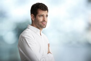 ayakta açık ve seyir yukarıya adam.