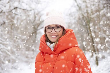  Kar yağışı kadında