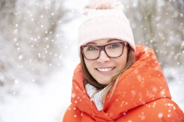  Kar yağışı kadında