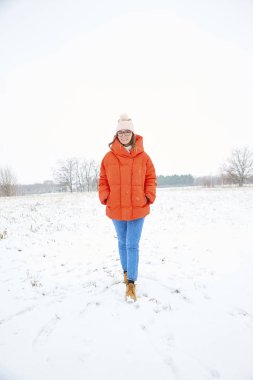 kap ve sıcak palto giyen kadın