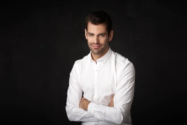  Kameraya bakarak ve gülümseyen adam 