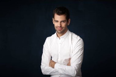 Kameraya bakarak ve gülümseyen adam