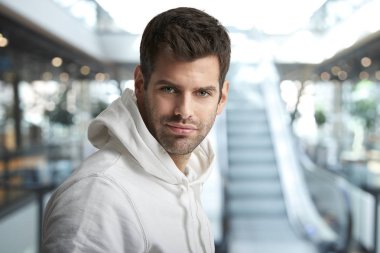adam kameraya bakarak hoodie