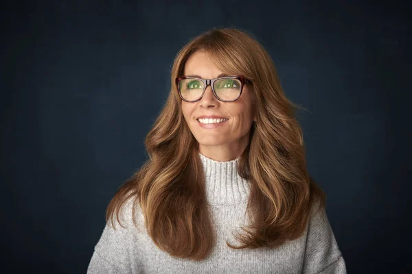 Reife Frau schaut nach oben — Stockfoto