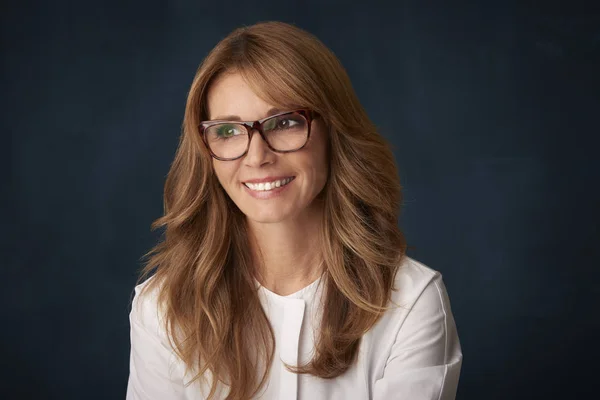 Retrato Cerca Una Hermosa Mujer Madura Feliz Posando Sobre Fondo — Foto de Stock