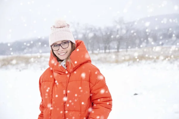 Kvinna i snöfall — Stockfoto