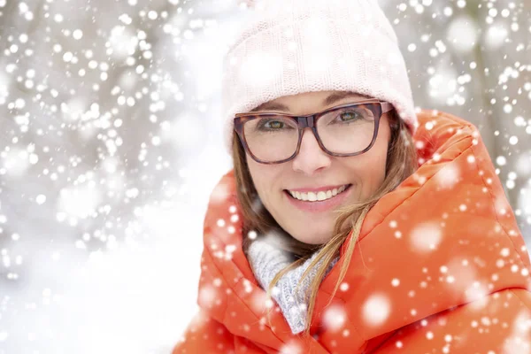 Kvinna porträtt i snöfallet — Stockfoto
