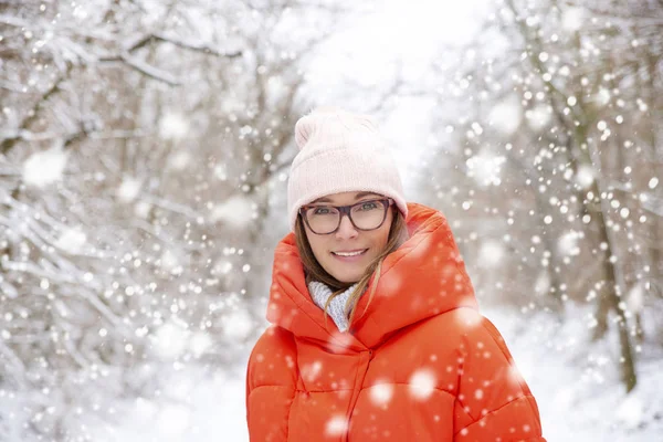 Mulher gosta de neve na floresta — Fotografia de Stock