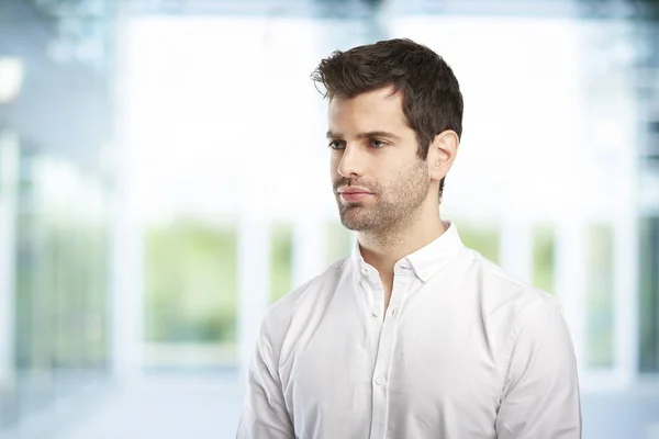 Porträt eines hübschen jungen Mannes — Stockfoto