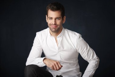 Genç adam giyen gömlek