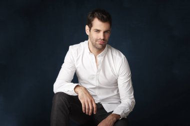 Genç adam giyen gömlek