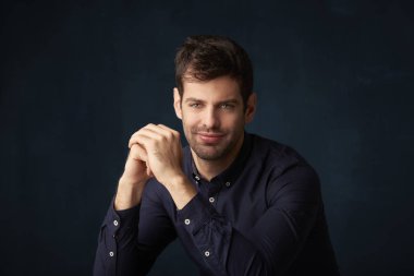Genç adam giyen gömlek