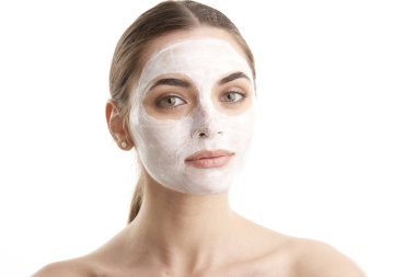 bir maskesi uygulanmış olan kadın