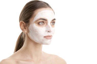 bir maskesi uygulanmış olan kadın