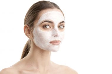 bir maskesi uygulanmış olan kadın