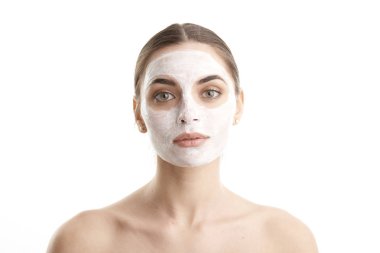 bir maskesi uygulanmış olan kadın