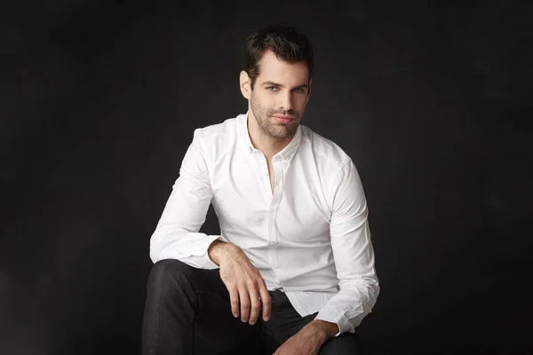 Hombre joven con camisa —  Fotos de Stock