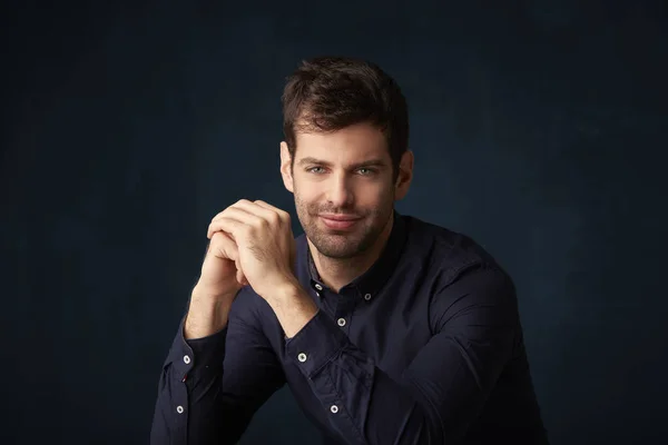 Hombre joven con camisa — Foto de Stock