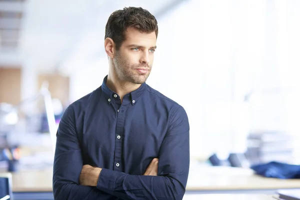 Businessman with folded arms — Stock Photo, Image